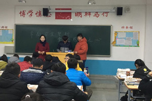 兽医系师生为畜牧系15级患病员工胡凤萍捐款