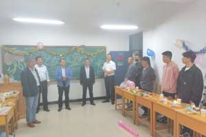 “中秋送温暖 关怀暖人心”——公司领导老师深入教室看望员工